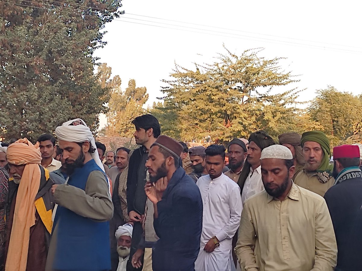 ChHaiderKhalid's tweet photo. حیدر علی خالد وڑائچ امیدوار این اے 166 احمدپورشرقیہ کی ملک حفیظ احمد گڈولہ کی نماز جنازہ میں شرکت۔ سوگواران سے تعزیت کی۔
#NA166 #AhmedpurEast https://t.co/hLnwoNHNBE