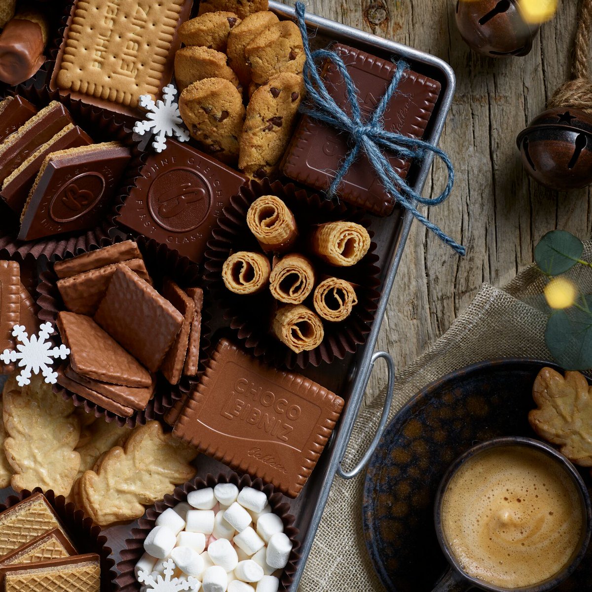 bahlsenusa's tweet photo. Elevate any holiday party with the perfect dessert: Bahlsen! Bringing a touch of sweetness and festive to every celebration.

#ChocoLeibniz #Waffeletten #OhneGleichen #ChocoWafers  #BahlsenByDesign #Bahlsen #biscuit #milkchocolate #darkchocolate https://t.co/cxkgLKzjVj
