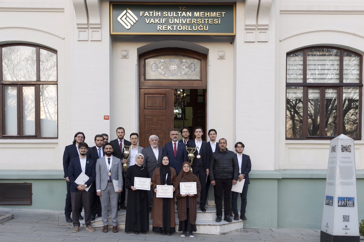 fsmvu's tweet photo. Rektörümüz Prof. Dr. Nevzat Şimşek, Üniversitemiz ev sahipliğinde düzenlenen II. Türkiye Üniversiteler Arası Arapça Münazara Yarışmasında dereceye giren öğrencileri makamında kabul etti.
Ziyaret sonunda öğrencilere Rektörümüz tarafından Teşekkür Belgesi takdim edildi. https://t.co/h8T32e8aeF