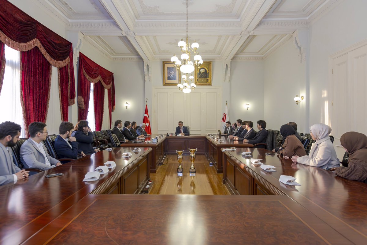 fsmvu's tweet photo. Rektörümüz Prof. Dr. Nevzat Şimşek, Üniversitemiz ev sahipliğinde düzenlenen II. Türkiye Üniversiteler Arası Arapça Münazara Yarışmasında dereceye giren öğrencileri makamında kabul etti.
Ziyaret sonunda öğrencilere Rektörümüz tarafından Teşekkür Belgesi takdim edildi. https://t.co/h8T32e8aeF
