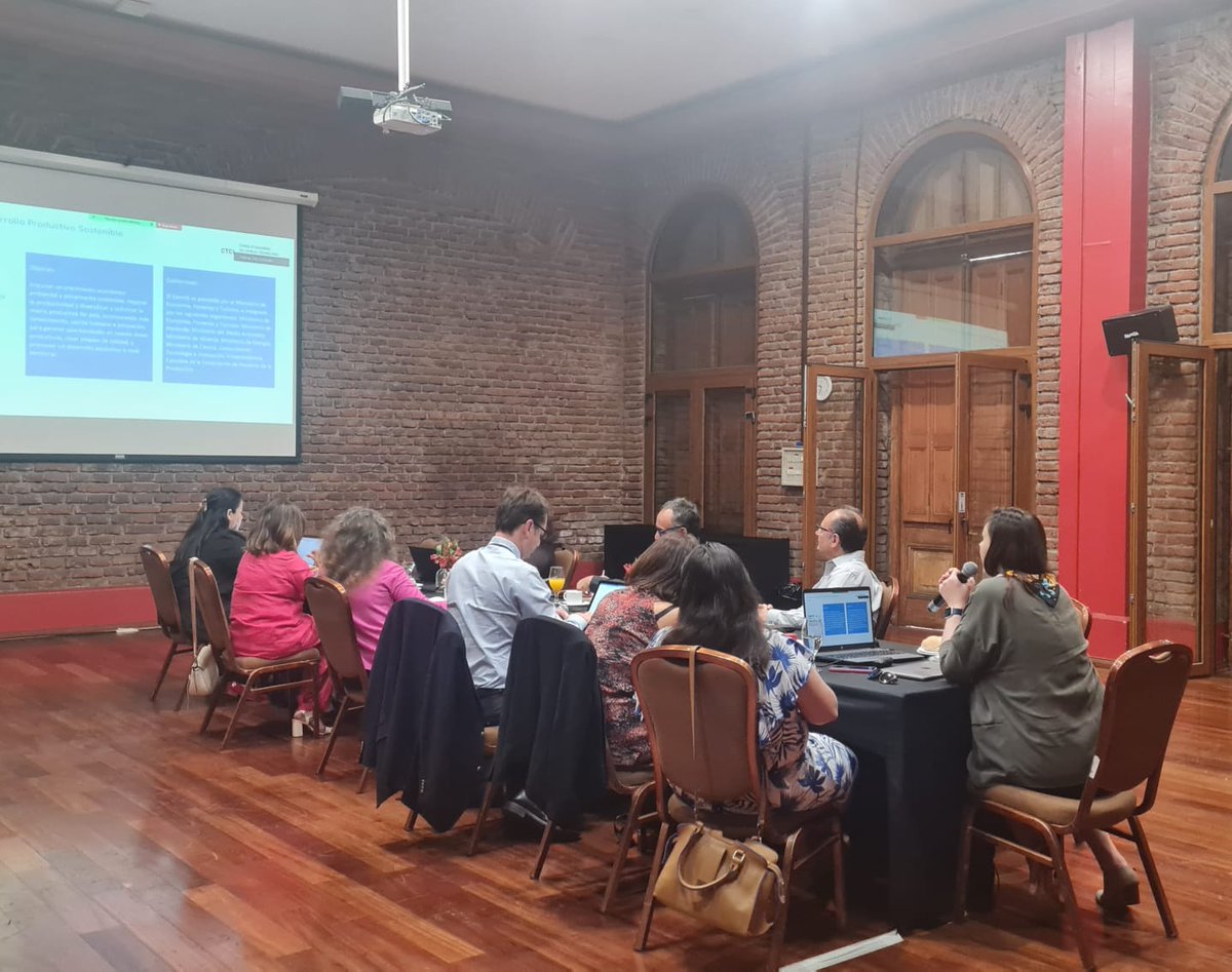 Comisión de Investigación del <a href="/CRUCH_cl/">CRUCH</a> fue invitada por el <a href="/ConsejoCTCI/">Consejo CTCI</a> para aportar visión sobre desarrollo productivo sostenible. Presidente de Comisión sostuvo que se debe avanzar en diseño políticas y entender cuáles son las capacidades que existen👉bit.ly/3NHIoYq