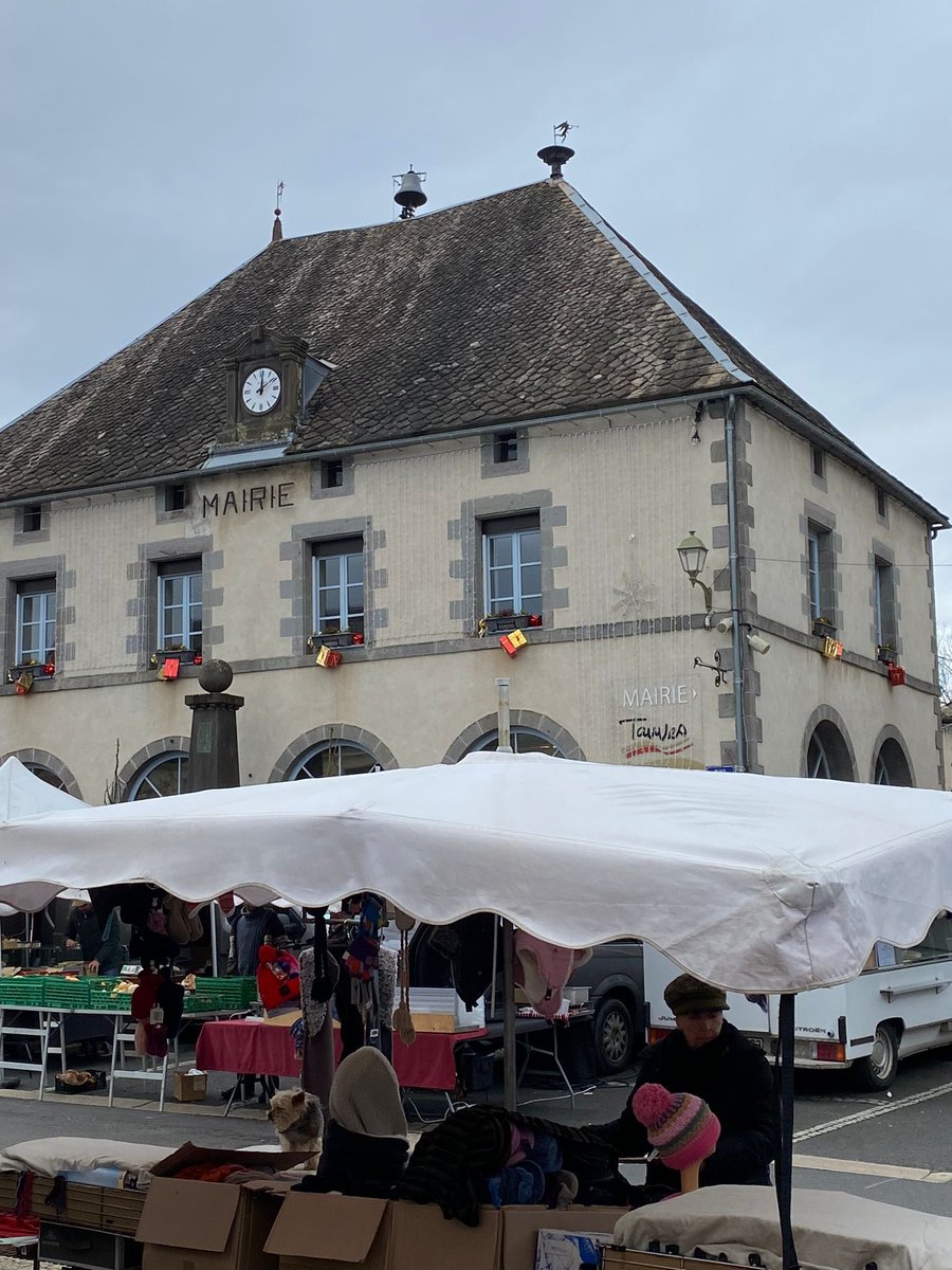 ChauvinLionel63's tweet photo. Les vacances sont toujours propices aux rencontres sur les marchés de nos petites villes et villages.

Ce matin à 📍 Tauves avec @ChSerre63 

Moment simple, basique, authentique, j’adore ! https://t.co/7WnEamLGnq