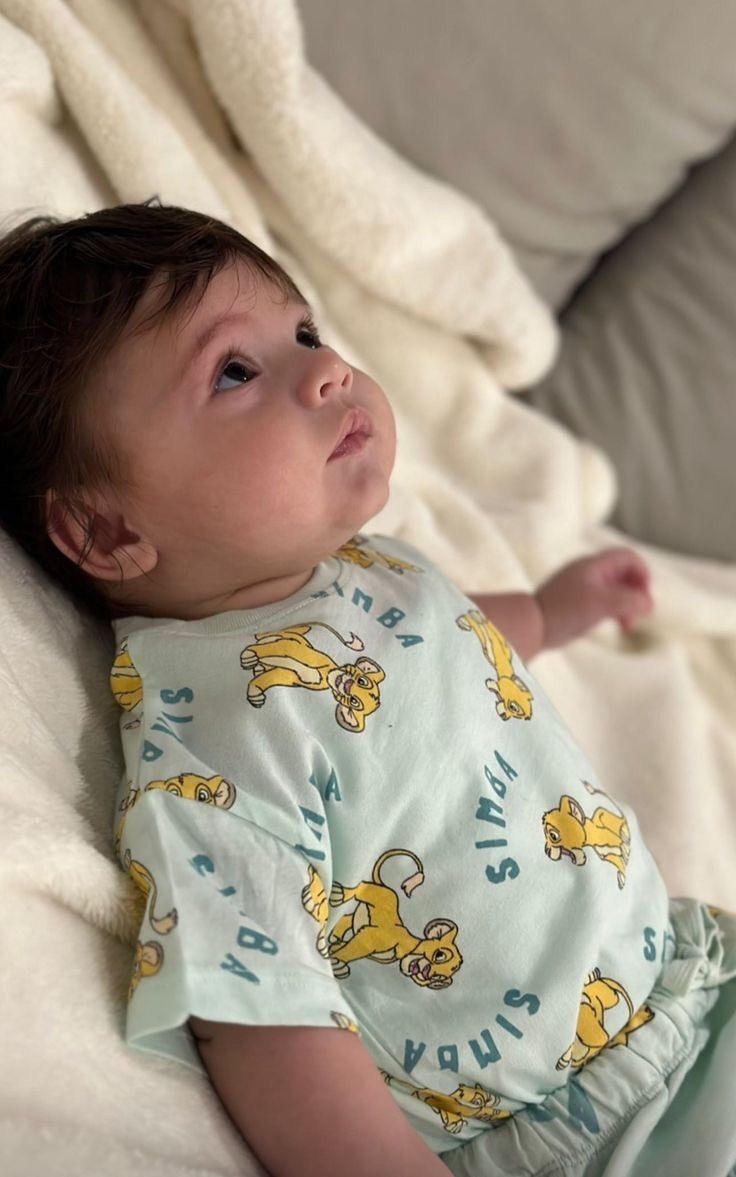 hyabrdgrton's tweet photo. titia ama titia cuida e titia devolve se começar a chorar mt https://t.co/fvT1pFvcrw