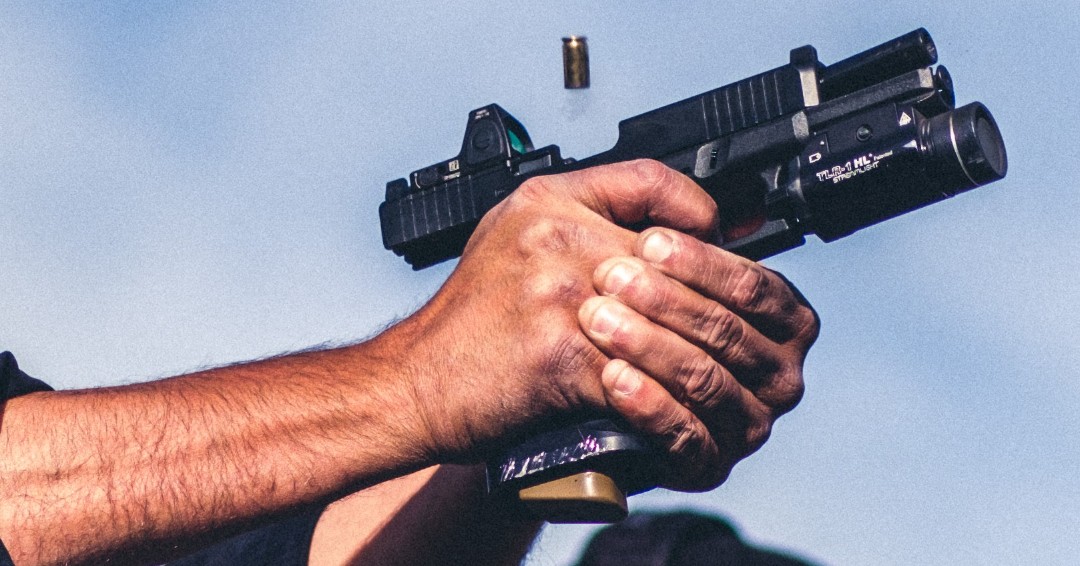 Trijicon's tweet image. When you and your buddy have the same &apos;sight&apos; in mind. 🎯

📷 IG: lilbeecreative

#RMR #ReflexSight #RangeDay #TargetPratice #FireArmsDaily