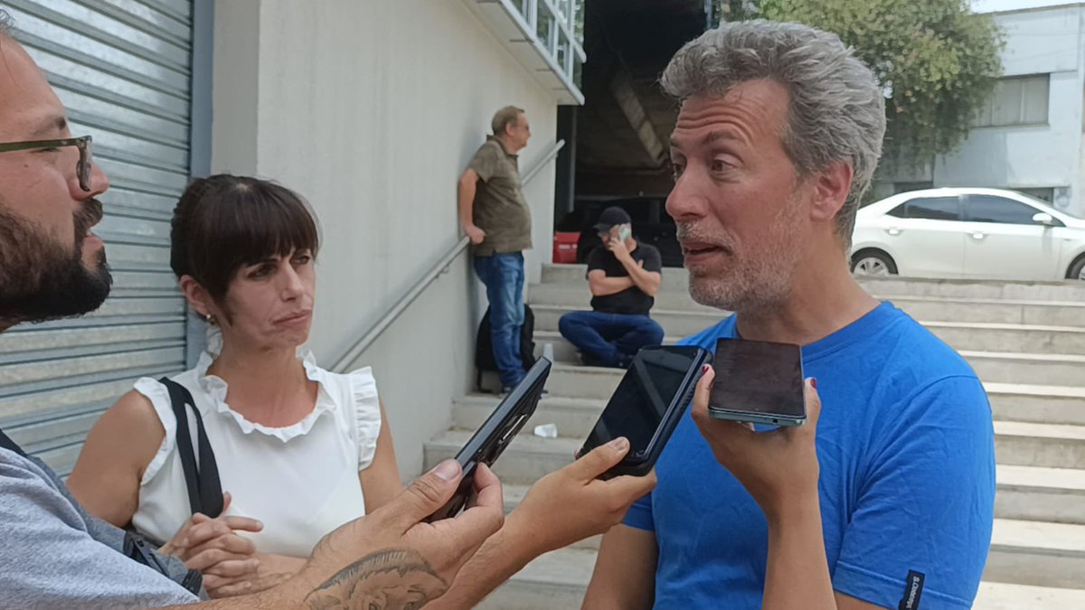 #Urgente | Acaban de liberar a Martín Brunás. Había sido detenido ayer al finalizar la jornada de lucha contra el DNU presidencial mientras cumplía su trabajo periodístico. La CTA Capital, junto a su Equipo Jurídico, acompañó a Martín en estas casi 24 hs de detención arbitraria.
