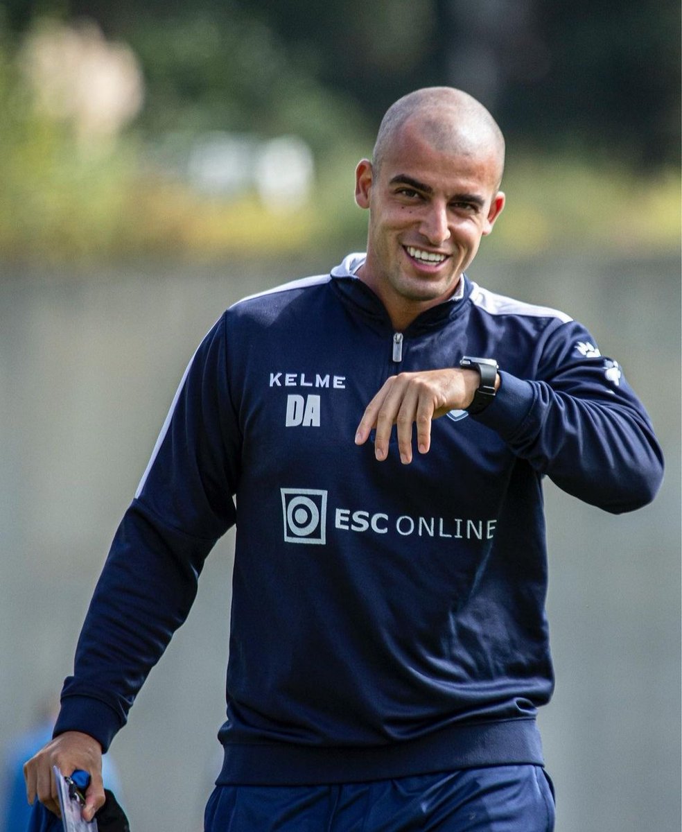 futeboldebancad's tweet photo. ⚠️ Diogo Azenha é o novo convidado da VISÃO DO JOGO.

Faz as tuas perguntas ao treinador adjunto do Feirense, que conta ainda com uma passagem pelo Mafra.

Apenas 25 anos. https://t.co/34RiHhsI11