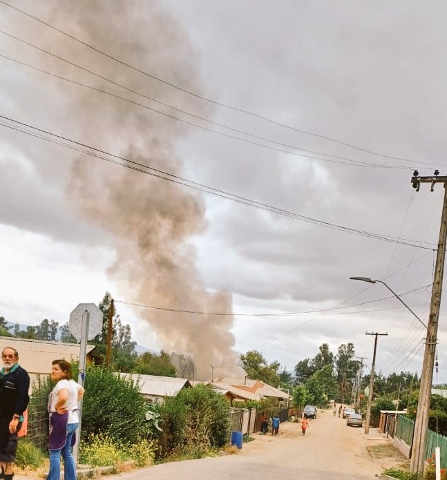 SanAntonio_SOS's tweet photo. #Melipilla: Ahora Bomberos trabaja en 2da Alarma de Incendio Estructural, Sector Población #Codigua. Se trata de fuego en fase libre combustión de dos viviendas con propagacion.- Via @chile_accidente https://t.co/JSi2Fmk9B3