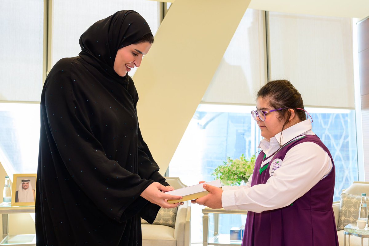 دائمًا يكون اللقاء بأبنائي منتسبي مركز الشفلح من أسعد اللحظات التي تضفي فرحة استثنائية على حياتنا، فهم بالفعل قطعة من قلوبنا بابتسامتهم وسرائرهم النقية، حيث سعدت اليوم بزيارتهم لي اليوم في مقر عملي، وبهديتهم الجميلة بمناسبة اليوم الوطني، وهي عبارة عن عمل فني يعكس مسيرة نهضة