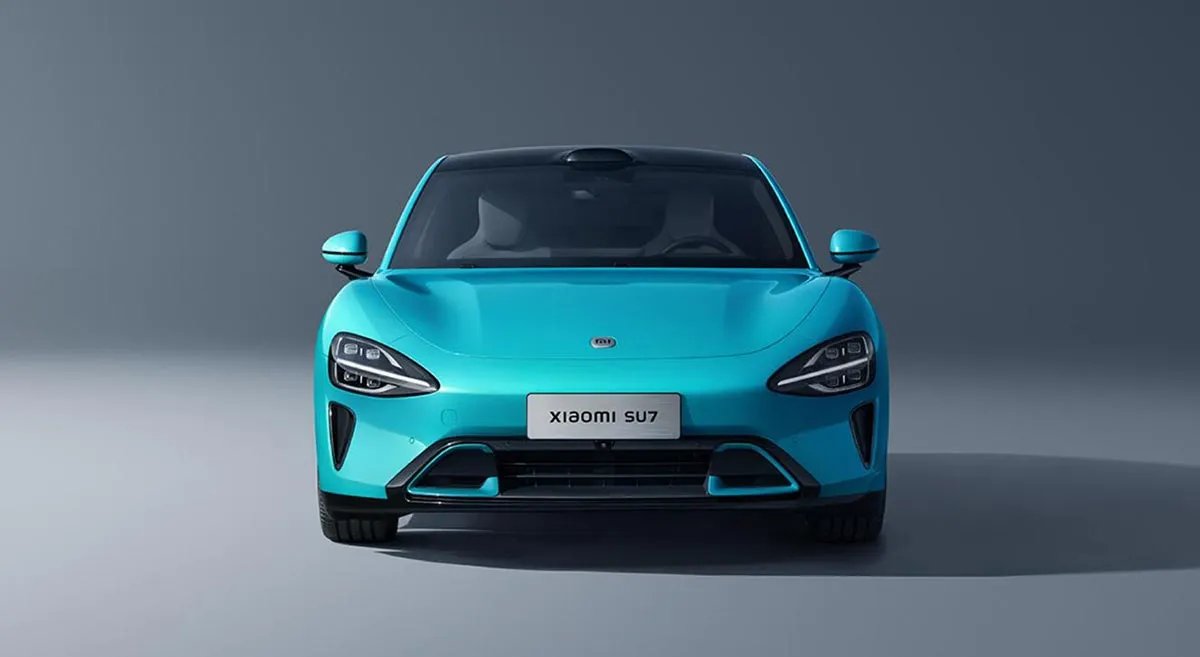 ImSandroGarcia's tweet photo. A Xiaomi (sim, essa mesmo!) apresentou hoje o seu primeiro carro desportivo - o SU7 - com specs bastante surpreendentes: 
🔋800km de autonomia 
🔌Carrega 510km em 15 minutos 
📹 Câmaras de alta resolução, radares, e lidar para condução autónoma 
🐇 0 aos 100km/h em apenas 2,78s. https://t.co/swW3Huowqr