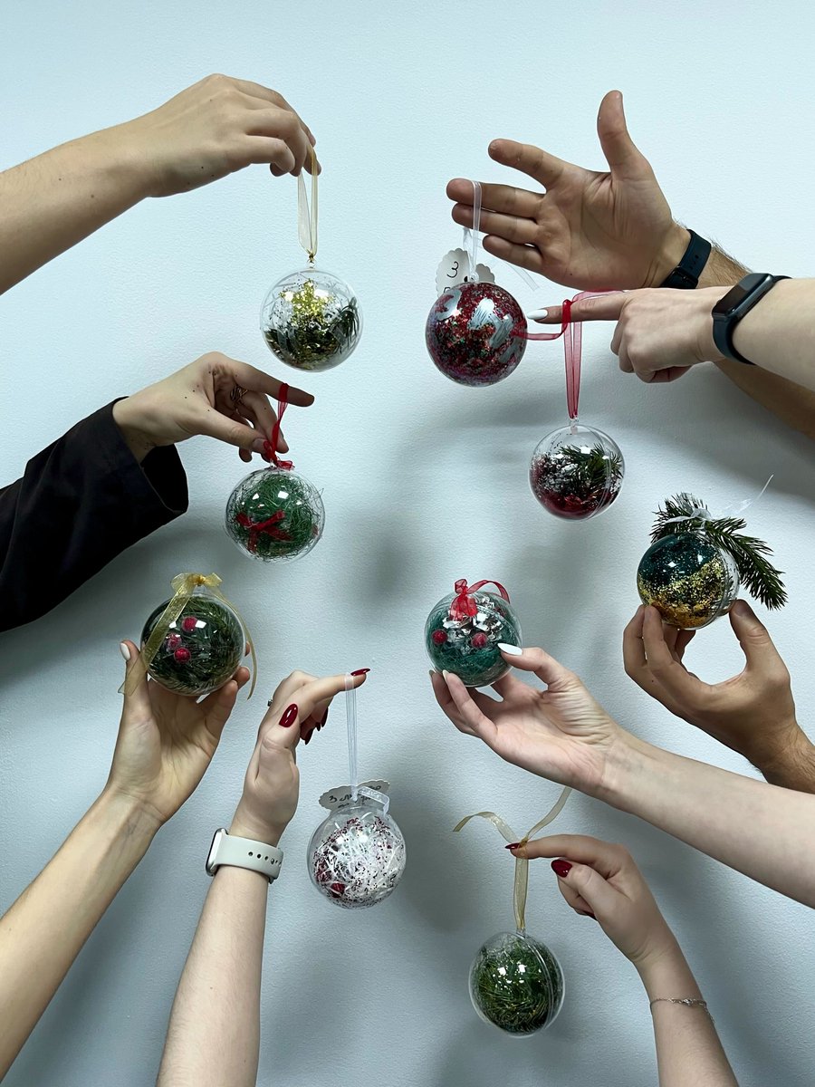 axdraft's tweet image. Being a #lawyer is no easy task, so it&apos;s important to take breaks. The holiday season is a perfect time for refreshing hobbies. 

Last week, we had a blast decorating #Christmas balls together. We highly recommend to try it and enjoy the #festiveseason to the fullest! ☃️🎄