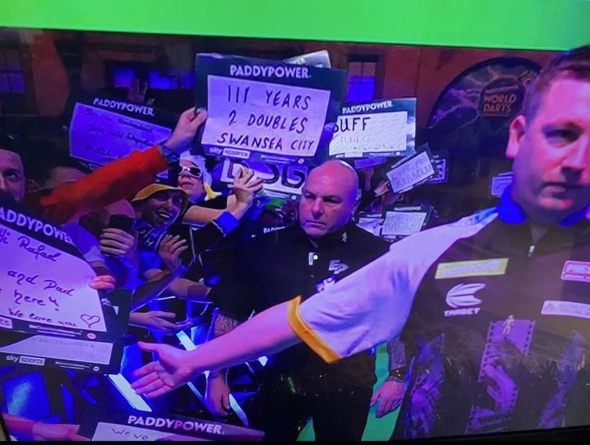 onlyswanss's tweet photo. Swansea City fans at Ally Pally watching the darts today.

Superb lads 🦢 https://t.co/frkeOe3z4G