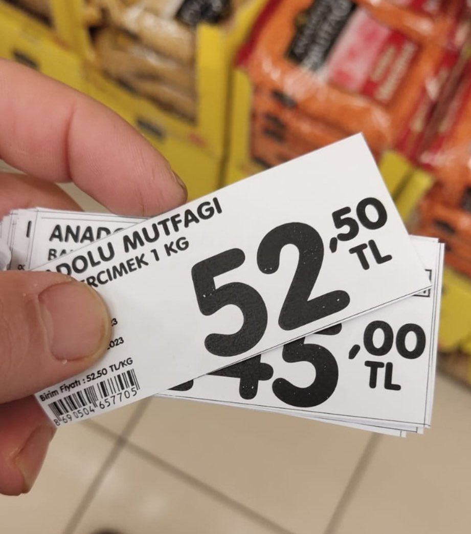 Asgari ücretin açıklanmasının ardından üç harfli marketler başta olmak üzere tüm marketlerde etiket güncelleme heyecanı başladı.
Bazı marketler mesaiye kalma dahil olağanüstü tedbirler alarak fiyat değişikliklerinin ivedilikle gerçekleşmesi talimatı geçiyor.
#NeYediğiniziBilin