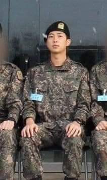 eckitas's tweet photo. 📷fotos de nuestros hermosos #KimTaehyung y #kimnamjoon en uniforme militar🪖🪖
📌DATO
La marca azul que porta #tae en su uniforme significa ser un líder de pelotón (referencia: namu. wiki/con/ 소대장)
Aplicación del Camp - Primer boceto oficial de foto💜
#ArmysForever #BtsArmys https://t.co/uLUokdJATq