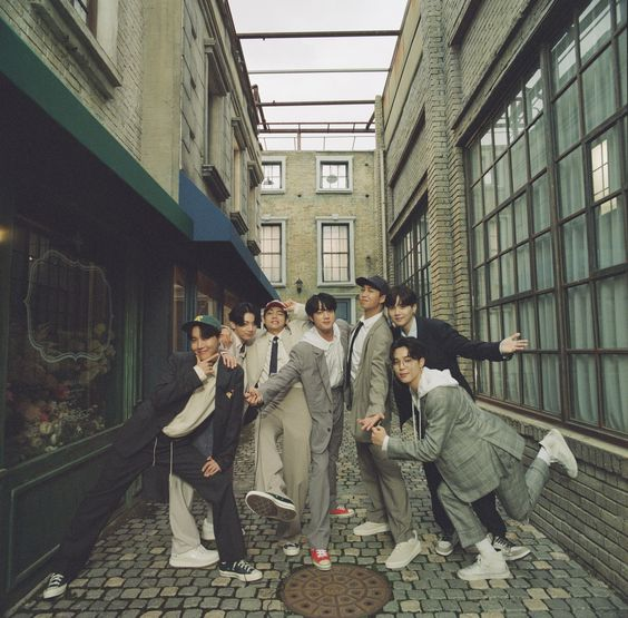 thvishie's tweet photo. How armys used to live in 2020😃

~ A thread about the 2020 bts contents ~ https://t.co/99BLCNa1qj