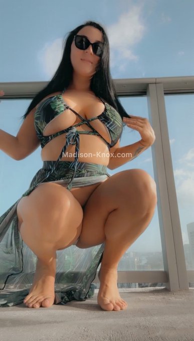 Madison Knox 👑 - How’s this for a view ? RT if you agree 🥵 https://t.co/FFSJjW0s37 https://t.co/Al54XdbCpZ