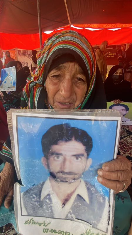MahrangBaloch_'s tweet photo. ہماری جدوجہد کسی بیرونی مدد پر نہیں بلکہ ان ماؤں کے حوصلے پر قائم ہے۔ یہ مائیں اس پوری جدوجہد میں اپنے پیاروں کا درد لیے اس شدید سردی میں ہماری شانہ بشانہ کھڑے ہیں۔
 ان عظیم ماؤں کا حوصلہ ہی ہماری طاقت کی علامت ہے اور ان عظیم حوصلوں کے ہوتے ہیں نہ آپ کی تشدد ہمیں کمزور کرسکتی ہے اور نہ ہی آپ کی دھمکیاں ہمیں توڑ سکتے ہیں۔ 
اب ان ماؤں کے حوصلے کے ساتھ ہم اس پر امن جدوجہد کے ذریعے بلوچ نسل کشی پر پوری دنیا کو آگاہ کریں گے۔

#MarchAgainstBalochGenocide 
#StopBalochGenocide