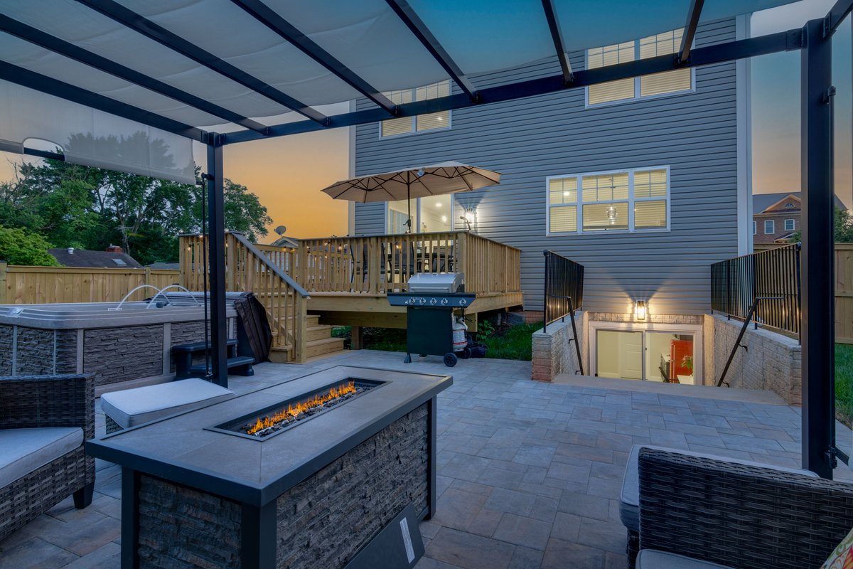 HouseLens's tweet photo. During winter, homes can seem dull and lifeless without natural light. But don't worry! Our Twilight Photography offers the perfect solution to add sparkle and make selling properties a breeze. 

Get in touch with us today at https://t.co/qlxhechcfO https://t.co/MVKGgtpa4r