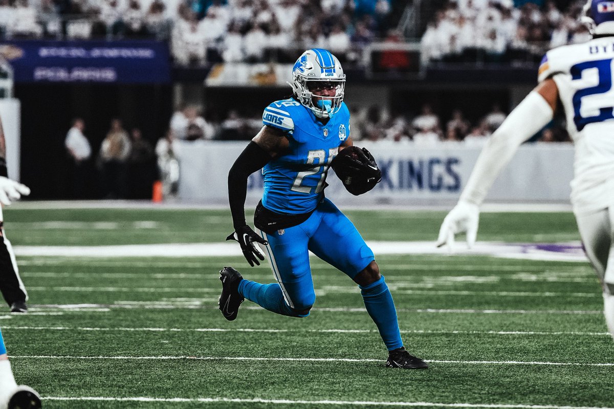 Among all #NFL players this season, @Lions RB @Jahmyr_Gibbs1 ranks: - 1st in rushing average (5.7) - 1st in 20+ yard rushes (10) - 2nd in consecutive games with 50+ scrimmage yards (13) - 3rd in % of rushes gaining 10+ yards (16.2) - 4th in rushing yards before contact (368)