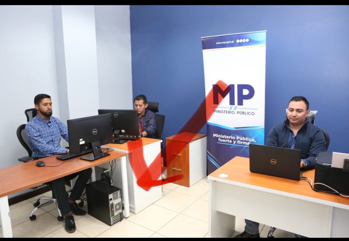 Como siempre en el MP mintiendo. El equipo de cómputo no está conectado a una fuente de energía eléctrica, ni a ningún sistema informático y presentan la imagen como si estuvieran haciendo un gran trabajo. No la hacen!