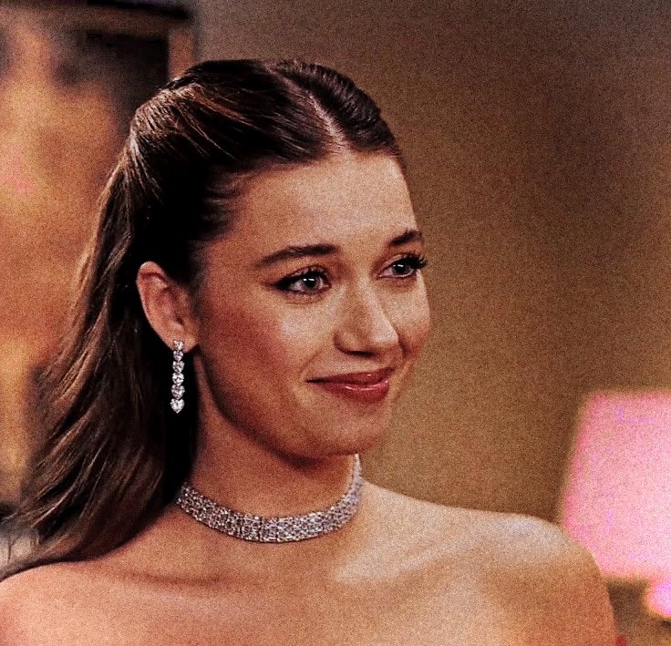 loveseyfer_'s tweet photo. Kraliçemin güzelliğine ne demeli peki?🌸🧚🏻🩵

#AfraSaraçoğlu #SeyranKorhan #endam #Güzellik #Queen https://t.co/RaUHHcJKRp