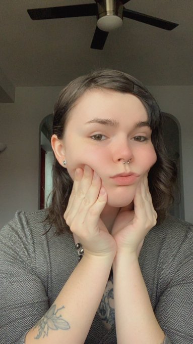 It&rsquo;s my birthday! What did you get me this year?? https://t.co/4tTYYkfOly