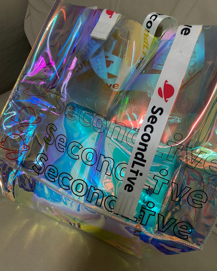 感謝  <a href="/SecondLiveReal/">SecondLive</a> 送來的年末禮盒
帽子跟袋子都超漂亮😍
白T 印刷logo也很美
唯一美中不足的地方是 衣服尺寸太大件🤣
穿起來像睡衣😂😂😂

感謝你們的用心
繼續支持 <a href="/SecondLiveReal/">SecondLive</a> 
感謝 <a href="/jhaninvest/">展展 Jhan</a> 讓我認識這個項目

#GameFi #SocialFi #BTC #BNB #game #Metaverse