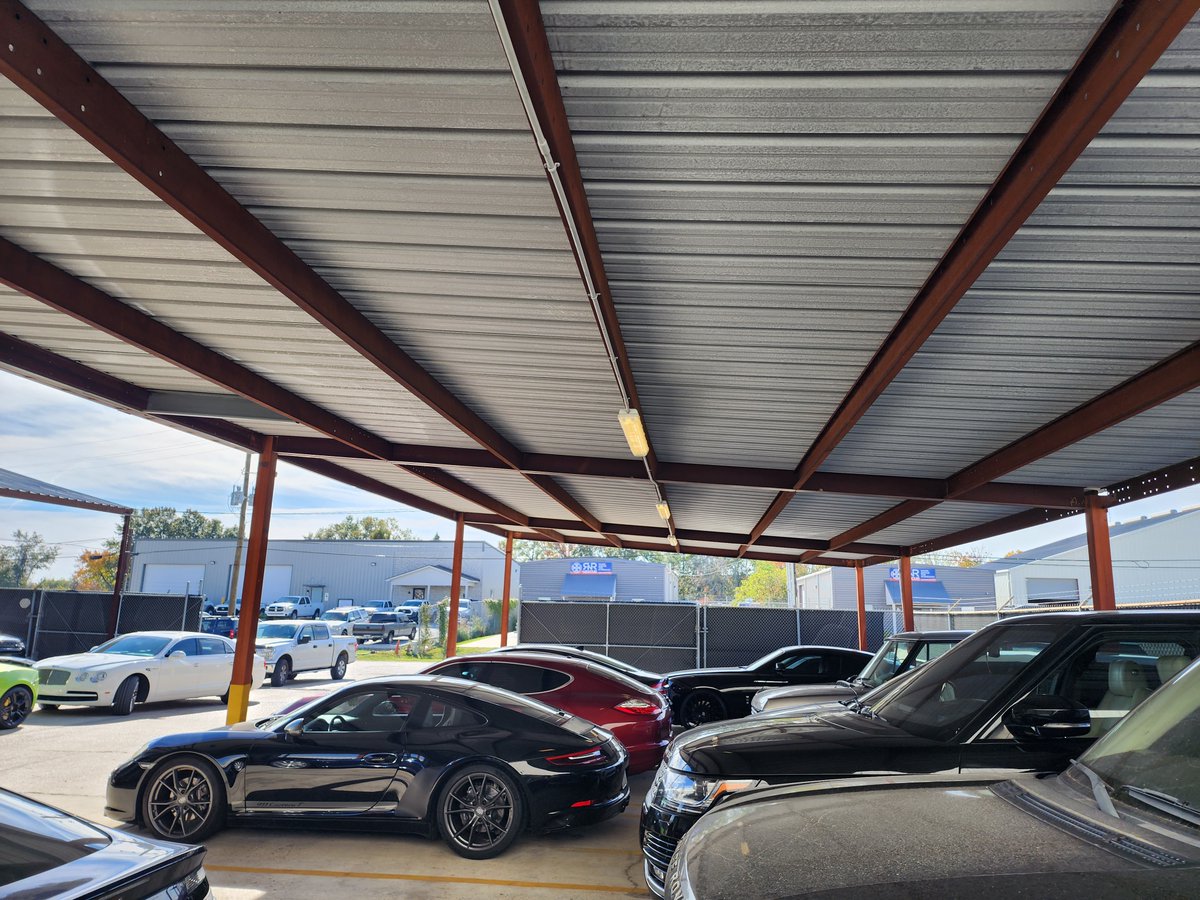 CRES2022's tweet photo. FOR LEASE: Come see this rare find. This is a large
office/warehouse/carport combination that is ready for a newtenant. 
There are two main buildings connected by a large carport awning. Also a smaller carport that is perfect to store vehicles or equipment https://t.co/OGBWgESGsC