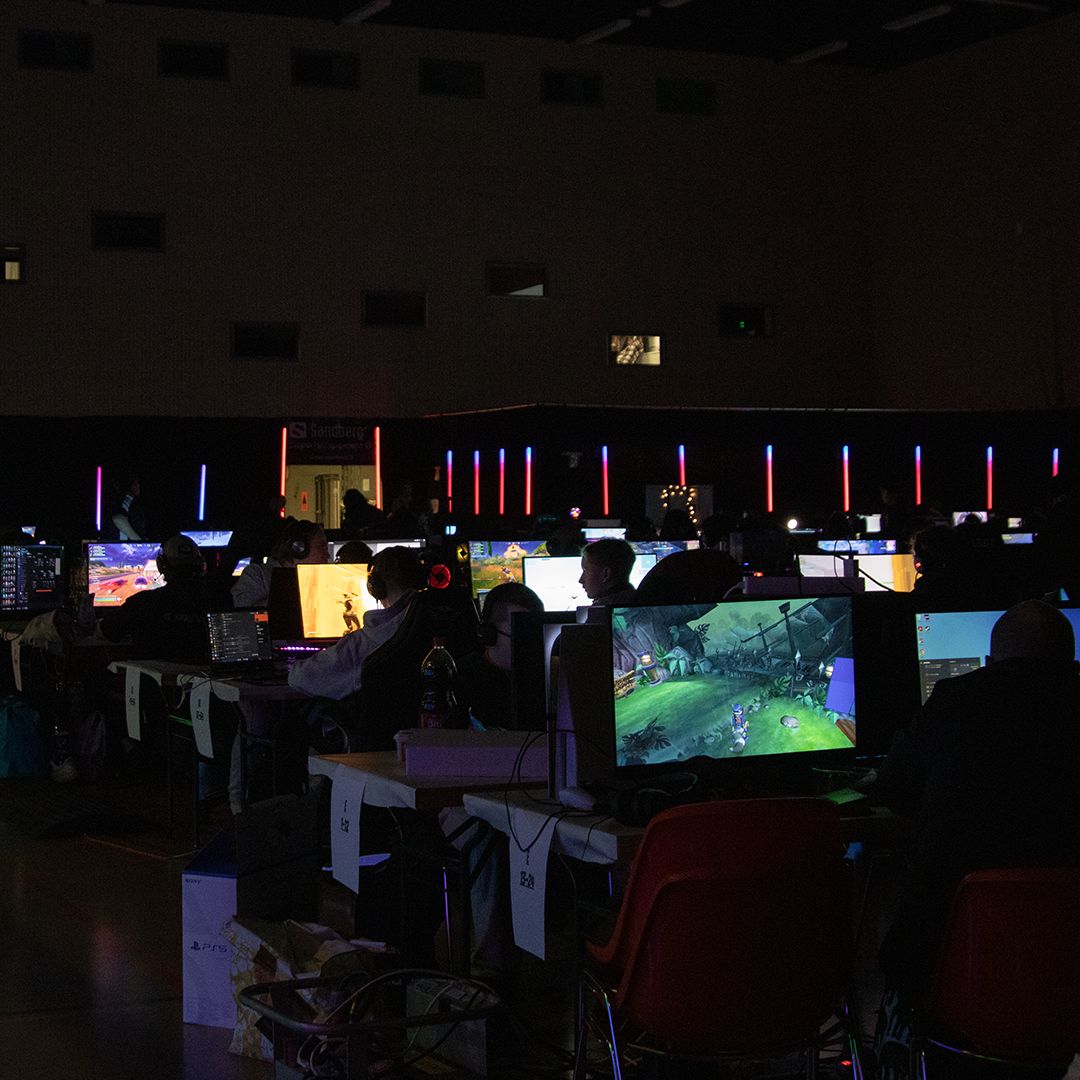 urbanlanry's tweet photo. Ovet avattu, koneet kasattu ja pelit startattu 👾

📸: Annika Niemelä

#urbanlan #urbanlan2023 #pelaaminen #kokkola #esportsfi https://t.co/dosgchLtjX