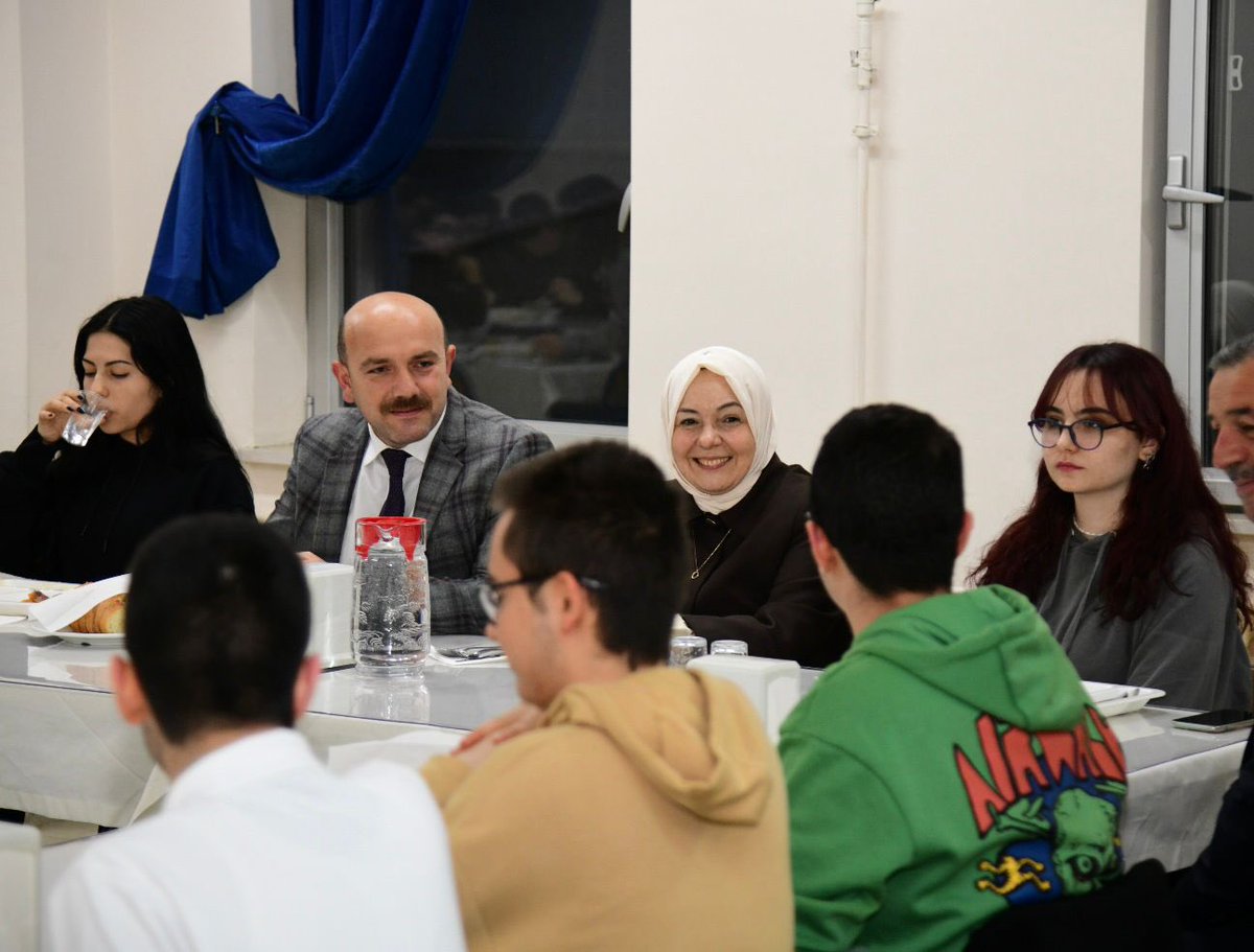 CelileErenOKTEN's tweet photo. 📍 Trabzon - Yomra 

#MEBAilesi olarak Trabzon Yomra Fen Lisesi ziyaretimizde öğretmenler odasında öğretmenlerimizle bir araya geldik. 

Misafirperverliklerinden ötürü Trabzon Yomra Fen Lisesi idarecilerine, öğretmenlerine ve çalışanlarına çok teşekkür ederim. 

@tcmeb https://t.co/Noa3fvTYII