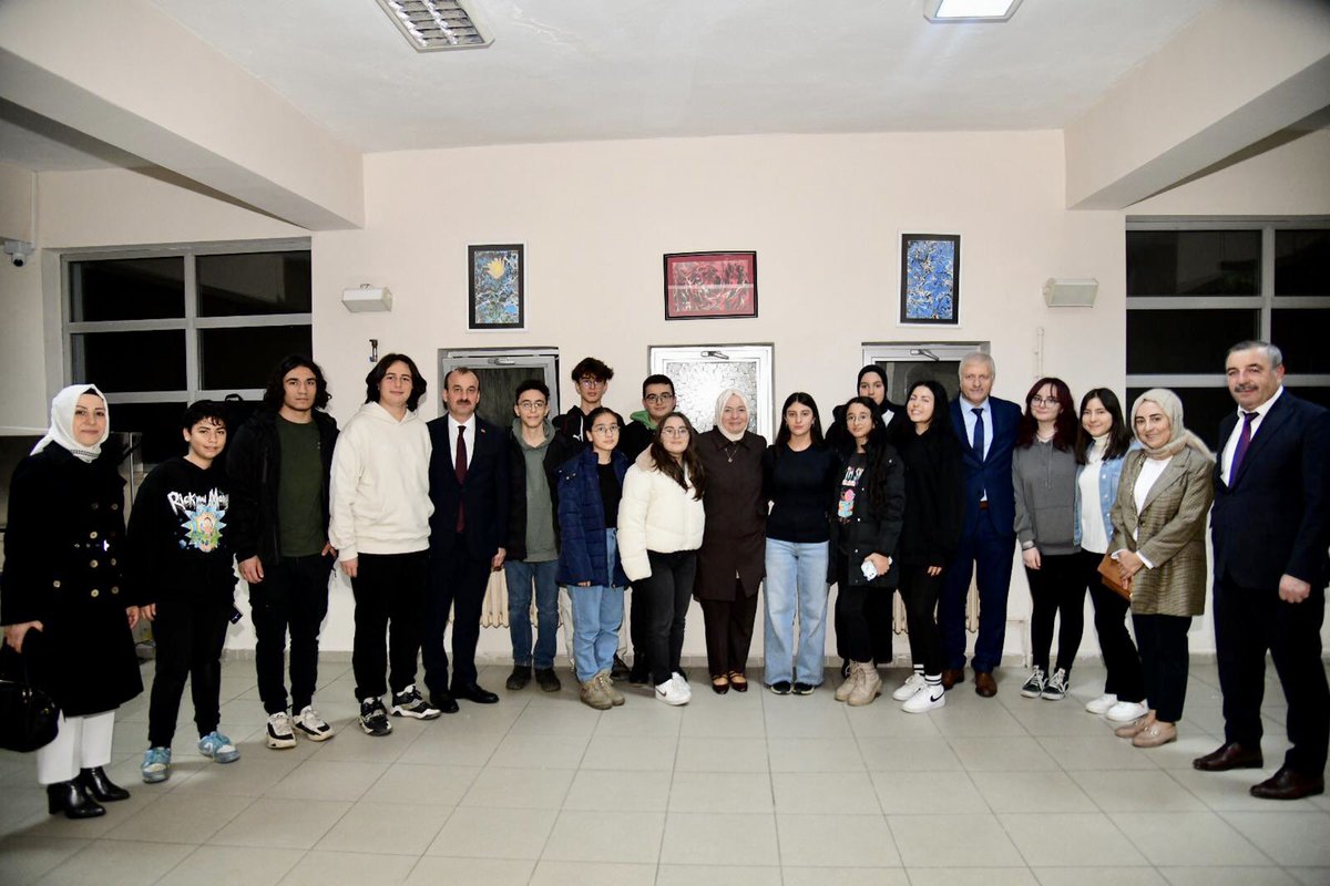 CelileErenOKTEN's tweet photo. 📍 Trabzon - Yomra 

#MEBAilesi olarak Trabzon Yomra Fen Lisesi ziyaretimizde öğretmenler odasında öğretmenlerimizle bir araya geldik. 

Misafirperverliklerinden ötürü Trabzon Yomra Fen Lisesi idarecilerine, öğretmenlerine ve çalışanlarına çok teşekkür ederim. 

@tcmeb https://t.co/Noa3fvTYII