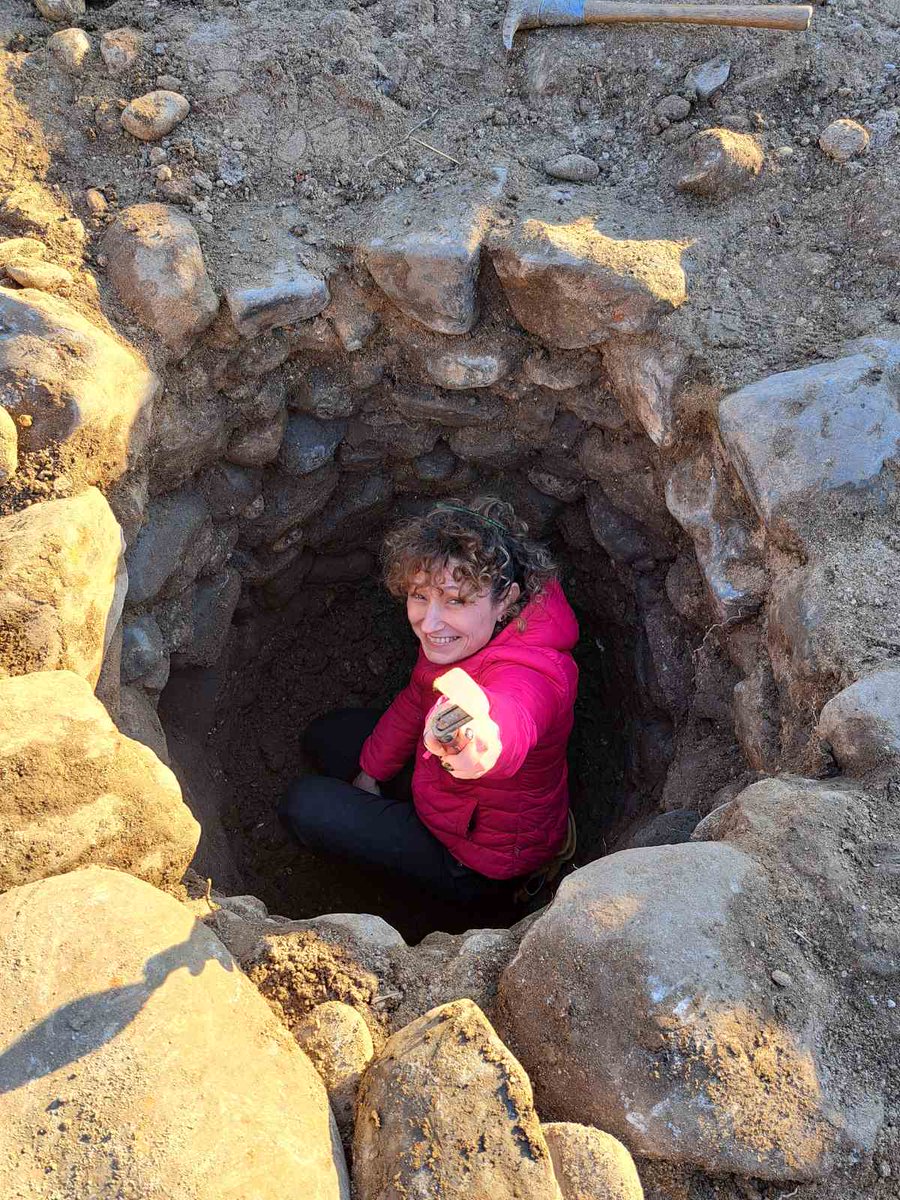 IvanaPandzic's tweet photo. @cirilicarka @Danza_je Hahaaha hvala svima na podršci. Ovo je samo pokazatelj kako je dobro kad se radi po zakonu, a sam pronalazak otvara mnoga pitanja... Evo i jedna sa lica mjesta. Momci kopali dok su mogli stati u njega 😂🤷 nista bez nas "sitnijih" https://t.co/legCLncjJK
