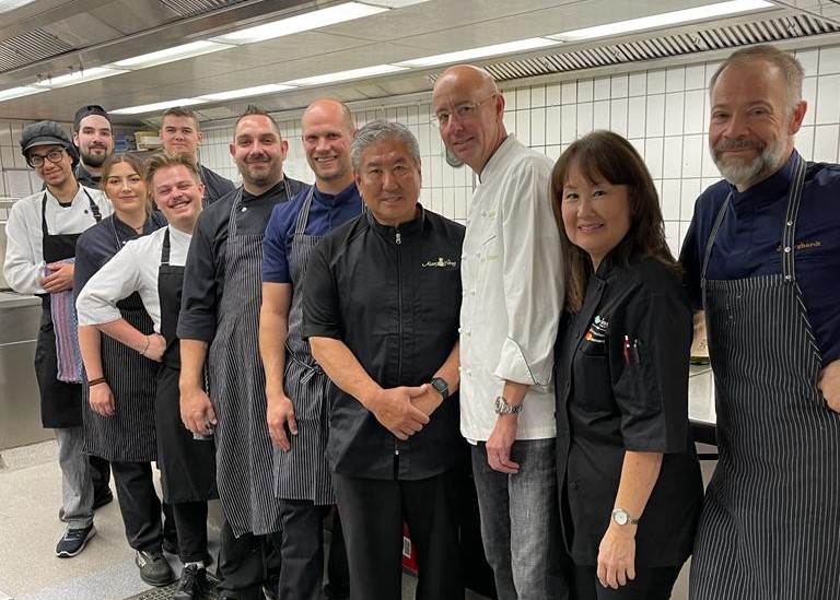 Rückblick 2023 (3)

2023 haben wir vegane Gerichte in unsere Menükarten  aufgenommen. Die Schwabenstube wurde zum 17. Mal in Folge mit einem Michelin-Stern ausgezeichnet und der hawaiianische Koch Alan Wong als Gastkoch schloss sich vorübergehend unserem Küchenteam an.