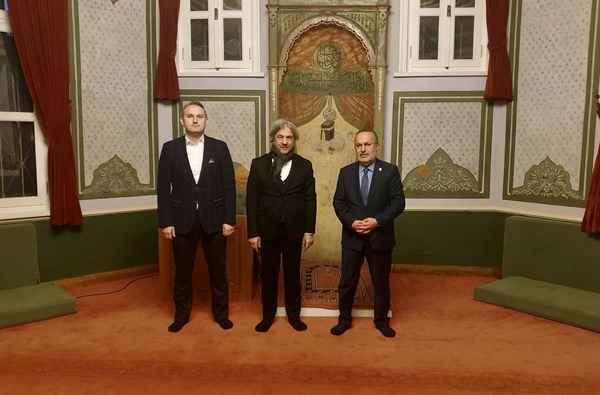 Derneğimizi ziyarete gelen Eski Kültür ve Turizm Bakanımız Sayın <a href="/AhmetMisbah/">Ahmet Misbah Demircan</a> ile beraber çocuklarımız ve yapacağımız çalışmalar ile alakalı istişarelerde bulunduk.