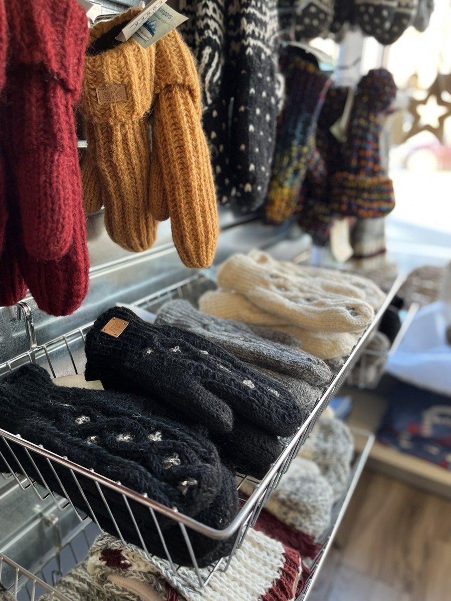 Ark Knitwear is on sale for 25% off! Bundle up in these high-quality, fair trade, eco-conscious accessories. 🧤🧣