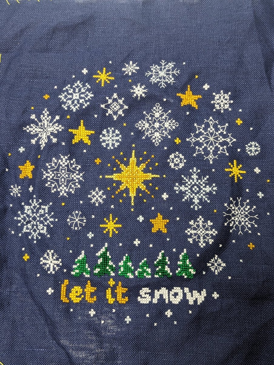 tTMqKDQ2PW8TUNi's tweet photo. 完成😆✨
約一ヶ月、冬を感じつつ刺せました🎶
雪の結晶が美しい❄
#SnowflakesSAL #climbinggoatdesigns
#crossstitch
仕立てが滞っているな‥🥸 https://t.co/8ZU79JGMWf