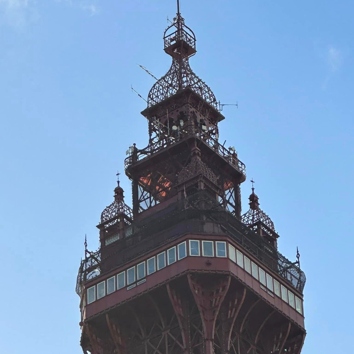 BBCLancashire's tweet photo. UPDATE: Blackpool Police say there is no fire at the top of Blackpool Tower. Their helicopter has flown over the tower and the force has confirmed what can be seen is orange netting. @BlackpoolPolice https://t.co/nKGndxKxJq