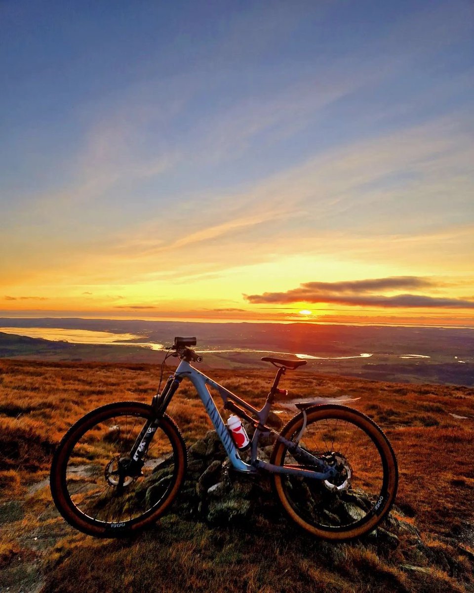 .@blooming_wild_adventures - I’m craving big sunset mtb rides right now, but the wind is a bit mental 😫 Is anyone else struggling to get out with the weather at the moment? #TotalMTB #MentalHealthMatters #LetsAllRide