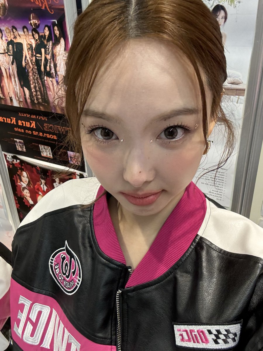 nayeon is that a fake nose mole again hehe cute 😁🩵