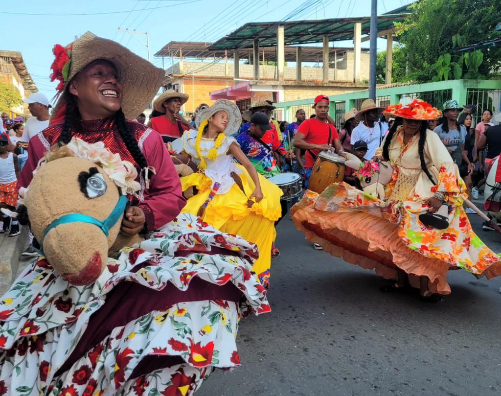 MirandaGob's tweet photo. Cada 27 de diciembre salen las Burriquitas del municipio Buroz a llenar las calles de alegría con música cañonera, baile, trompetas, trombones y más instrumentos. #ElFuturoEsAhora #Miranda #28Dic https://t.co/uIi7aHarn7 https://t.co/XVJnGgx0Bw