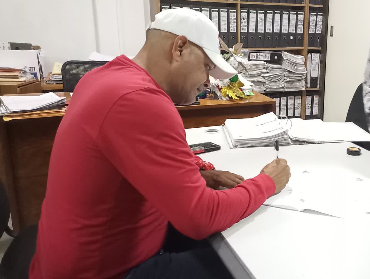 jesusmarcanott's tweet photo. Por líneas del Min. @IMVillarroel1 hoy se realizó la firma de documentos de transferencia de terrenos de las AVV Sol de Bolívar y Patria Querida,para seguir garantizando el orden y bienestar en el desarrollo de los próximos proyectos habitacionales de los Viviendos Venezolanos🏡 https://t.co/d9eajbZpj0