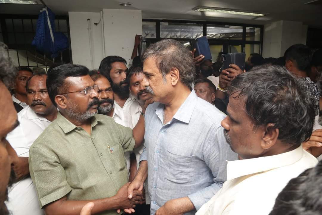 thirumaofficial's tweet photo. மறைந்த தேமுதிக தலைவர் கேப்டன் #விஜயகாந்த் அவர்களுக்கு செம்மாந்த வீரவணக்கத்தை செலுத்தினேன்! https://t.co/b6nsIuUDCc