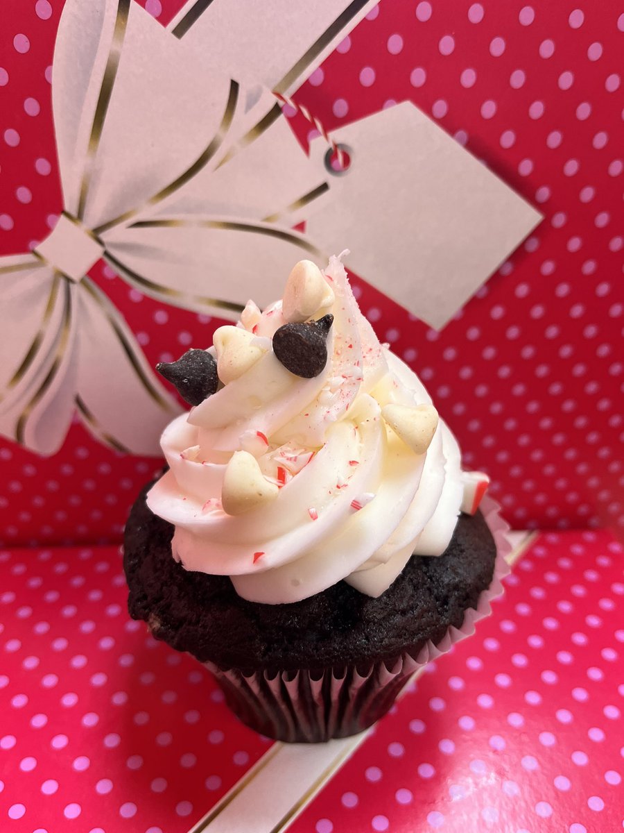 SmallCakesNDH's tweet image. Happy Thursday y’all! Today’s specials are #PeppermintCrunch #PeachesAndCream &amp;amp; assorted #NewYears #cupcakes +17 delicious daily Signature Cupcake flavors! Order pickup at 404.621.9634 or via SmallcakesDruidHills.com/online-store! Or get delivery thru UberEats GrubHub or DoorDash!
