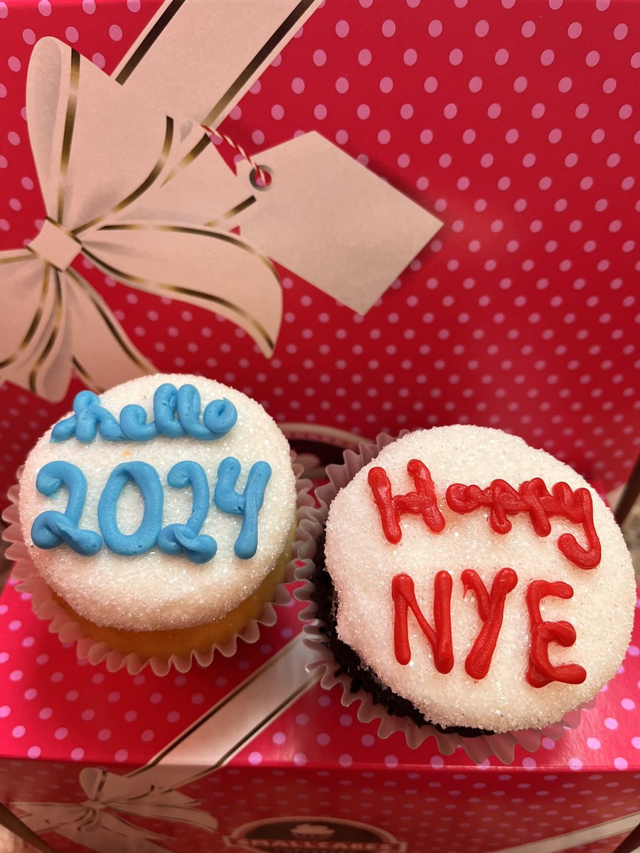 SmallCakesNDH's tweet image. Happy Thursday y’all! Today’s specials are #PeppermintCrunch #PeachesAndCream &amp;amp; assorted #NewYears #cupcakes +17 delicious daily Signature Cupcake flavors! Order pickup at 404.621.9634 or via SmallcakesDruidHills.com/online-store! Or get delivery thru UberEats GrubHub or DoorDash!