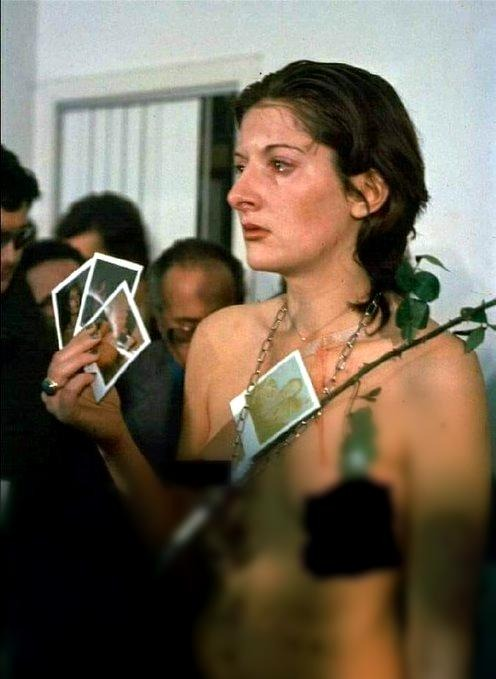 karanliktarih's tweet photo. İNSANLIĞIN KARANLIK YÜZÜ

1979 yılında o zamanlar henüz pek tanınmamış olan performans sanatçısı Marina Abramovic, gösteri sanatları tarihinin en unutulmaz, en konuşulan ve belki de en korkunç gösterilerinden birini gerçekleştirdi.