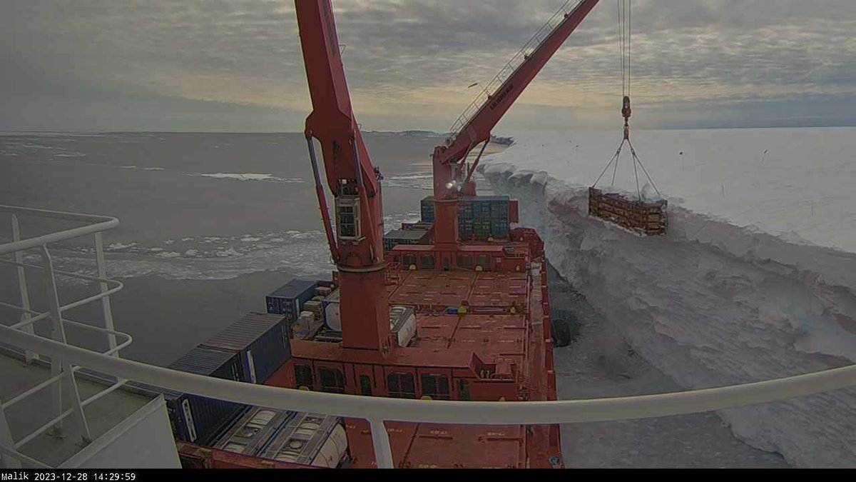 UK_Shipspotter's tweet photo. The “Malik Arctica” at Halley Station, Antarctica. Latest pictures from the ships webcam.
#malikarctica #royalarcticline #britishantarcticsurvey #atkabay #halleystation #portofharwich https://t.co/l512UgZQEy