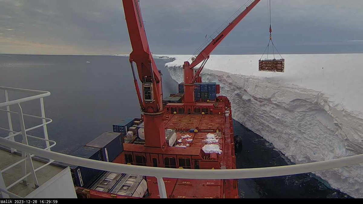 UK_Shipspotter's tweet photo. The “Malik Arctica” at Halley Station, Antarctica. Latest pictures from the ships webcam.
#malikarctica #royalarcticline #britishantarcticsurvey #atkabay #halleystation #portofharwich https://t.co/l512UgZQEy