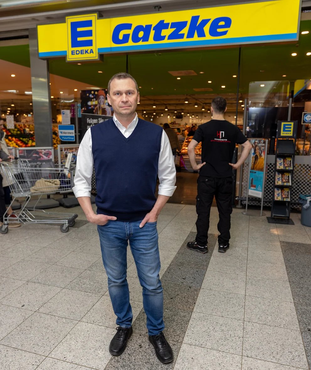 Lt_Kizhe's tweet photo. Владелец магазина Edeka в Регенсбурге 🇩🇪: «Каждый день к нам приходят мужчины, одетые в черное, все из центров убежища Регенсбурга. Они наполняют свои рюкзаки и карманы и выходят, не заплатив».
Полиция не реагирует, подано 20 жалоб. Левые угрожают ему и говорят, что это их право. https://t.co/3YZ2fXxetA