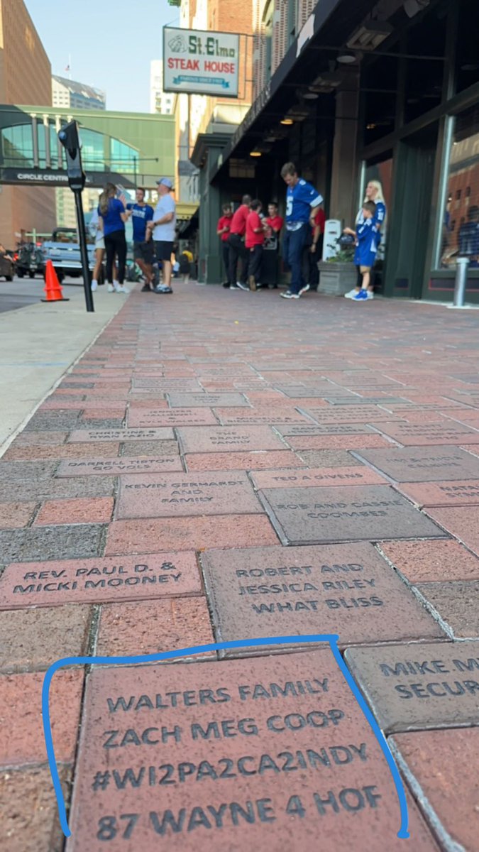zwalters's tweet photo. @ReggieWayne_17 @Colts @dwightfreeney @ProFootballHOF https://t.co/vuqTzxIJly