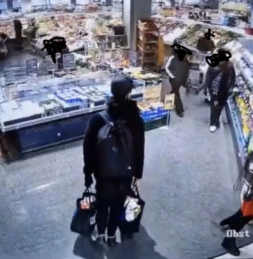 Lt_Kizhe's tweet photo. Владелец магазина Edeka в Регенсбурге 🇩🇪: «Каждый день к нам приходят мужчины, одетые в черное, все из центров убежища Регенсбурга. Они наполняют свои рюкзаки и карманы и выходят, не заплатив».
Полиция не реагирует, подано 20 жалоб. Левые угрожают ему и говорят, что это их право. https://t.co/3YZ2fXxetA