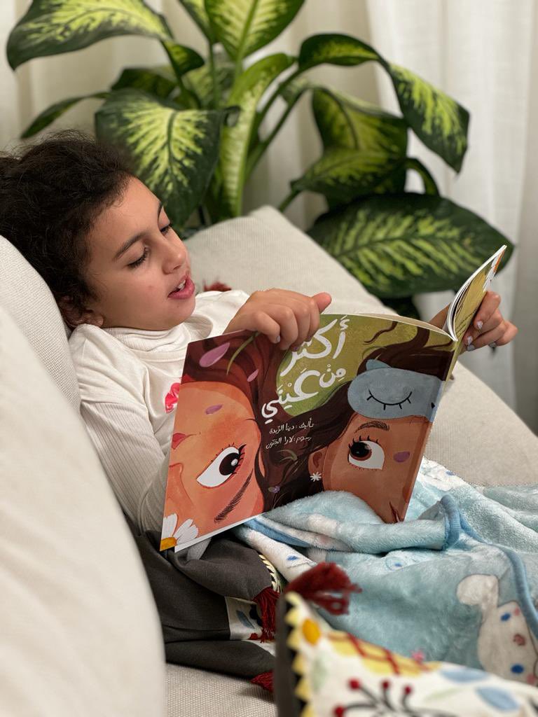 AlmayaBooks's tweet photo. أجمل الرسائل رسائلكم وأجمل الصور تلك التي تصلنا منكم 🥰

البنوتة العسل اختارت أن تقرأ قصة "أحبك أكثر من عيني" https://t.co/sInju1rCVs